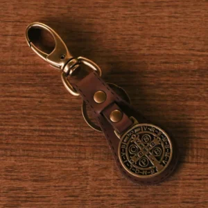 Chaveiro Medalha de São Bento Couro Marrom Ouro Velho - Receptus