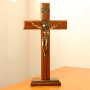 Crucifixo de Mesa com Medalha de São Bento 26cm